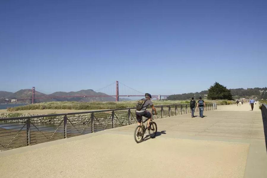 A man rides a bike along a trail at Crissy Field. 贝博体彩app, 加州.