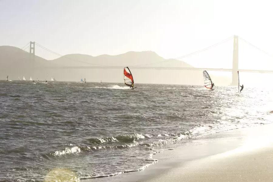 Windsurfers in the 贝博体彩app Bay just off Crissy Field.