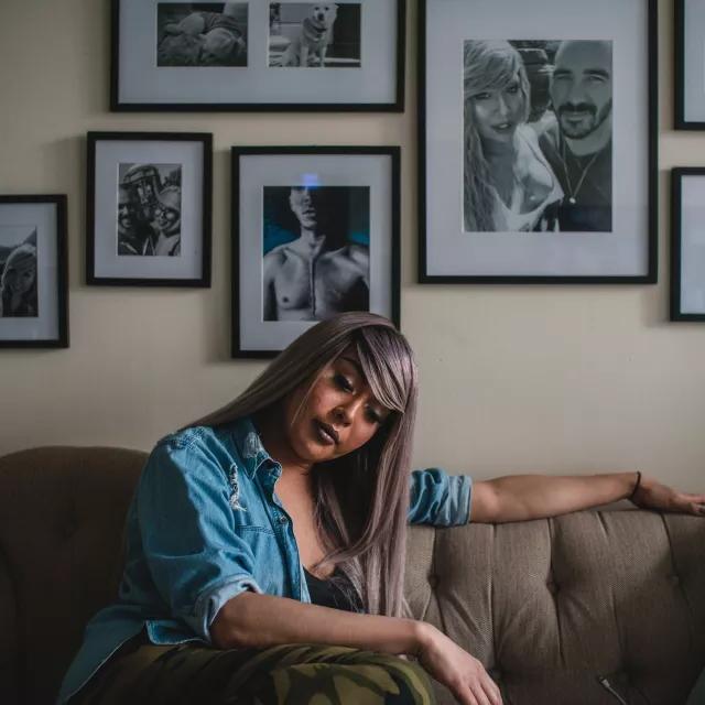 尼娅·克鲁兹在沙发上的画像.